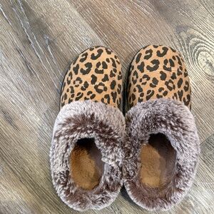 Leopard Print Women’s Slipper with Faux Fur Lining, Size 9.5/10